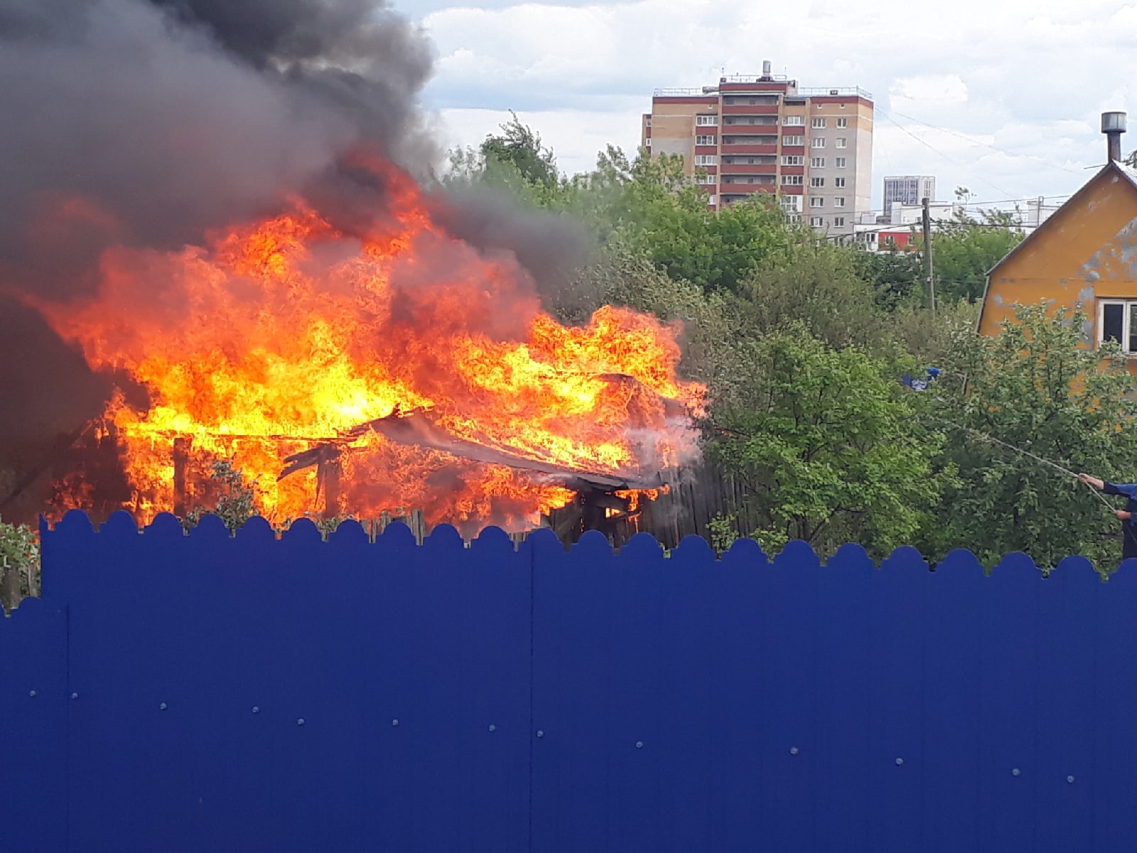 Горят три дома в москве. Происшествия пожары Киров Филейка. Киров пожар Слобода Филейка.