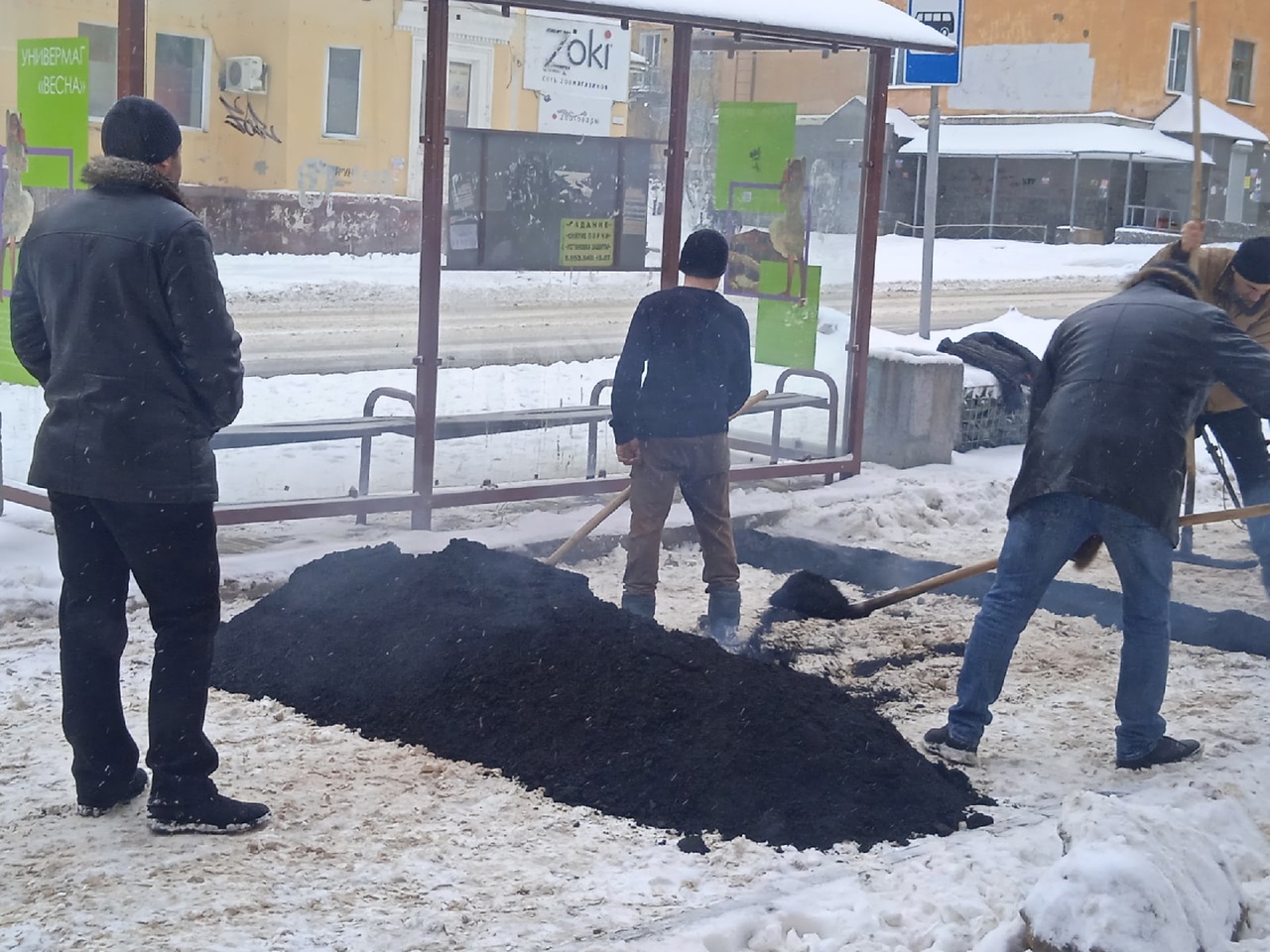 Злой чепчанин. Кирово Чепецк снег. Кладут асфальт в снег. Укладка асфальта в снег. Укладывают асфальт в снег.