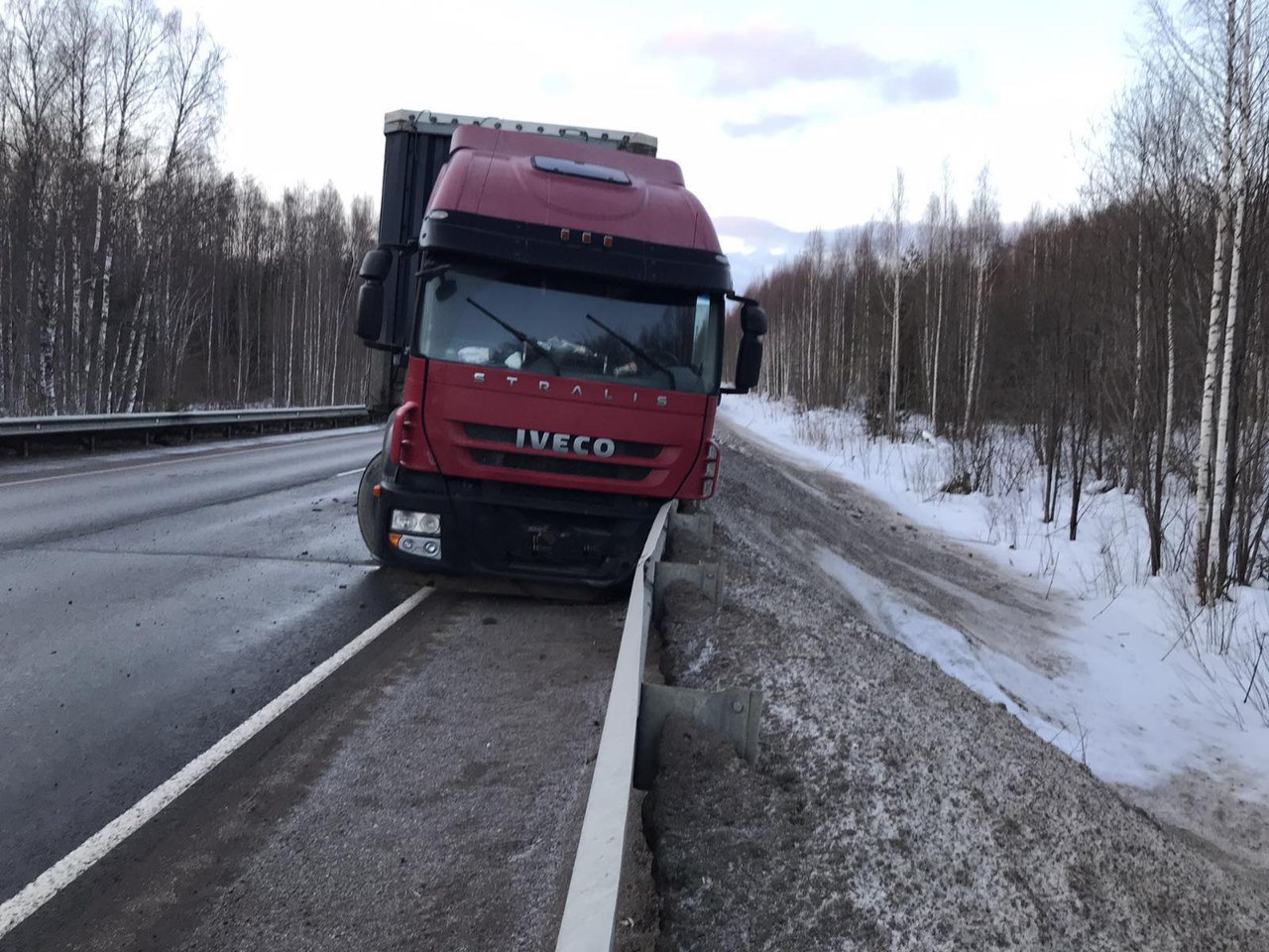 Киров советск. Авария на трассе Киров Советск Яранск. Грузовик на трассе. Фура на трассе. Автомобиль на трассе.