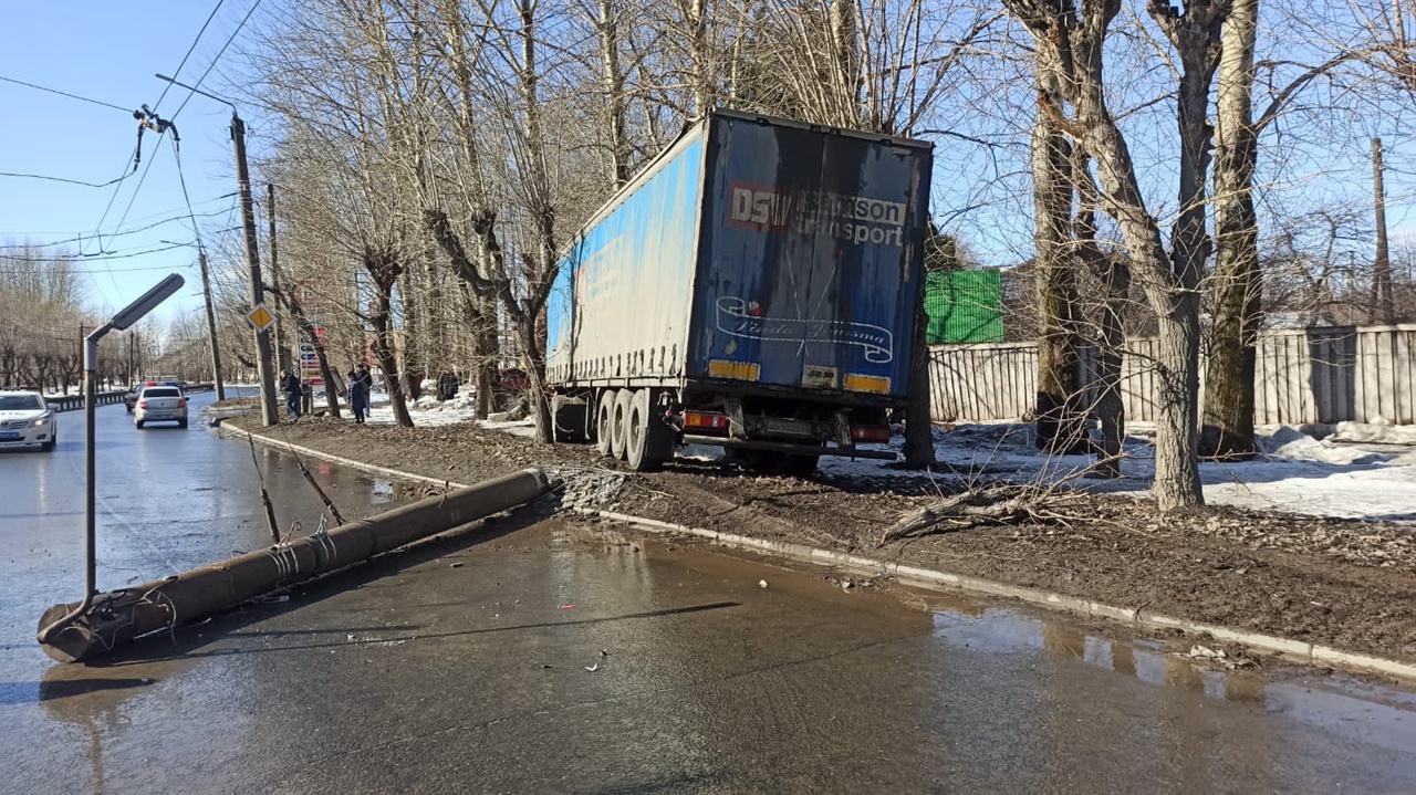 На Производственной большегруз снес столб: движение затруднено