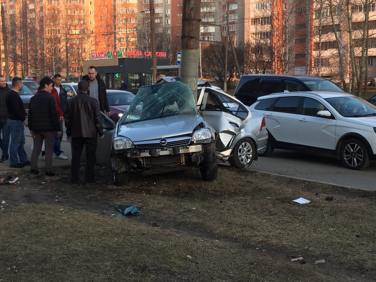 Очевидцы о ДТП на Московской: «Водителя час доставали из авто»