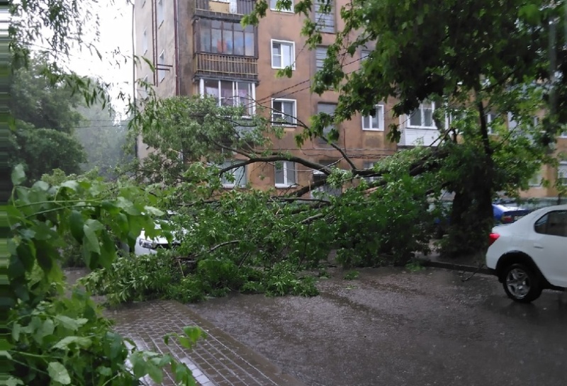 После киров. Ул. Карла Маркса, 12. Потоп у ботанического сада в Кирове. Курск улица Карла Маркса. Карла Маркса потоп.