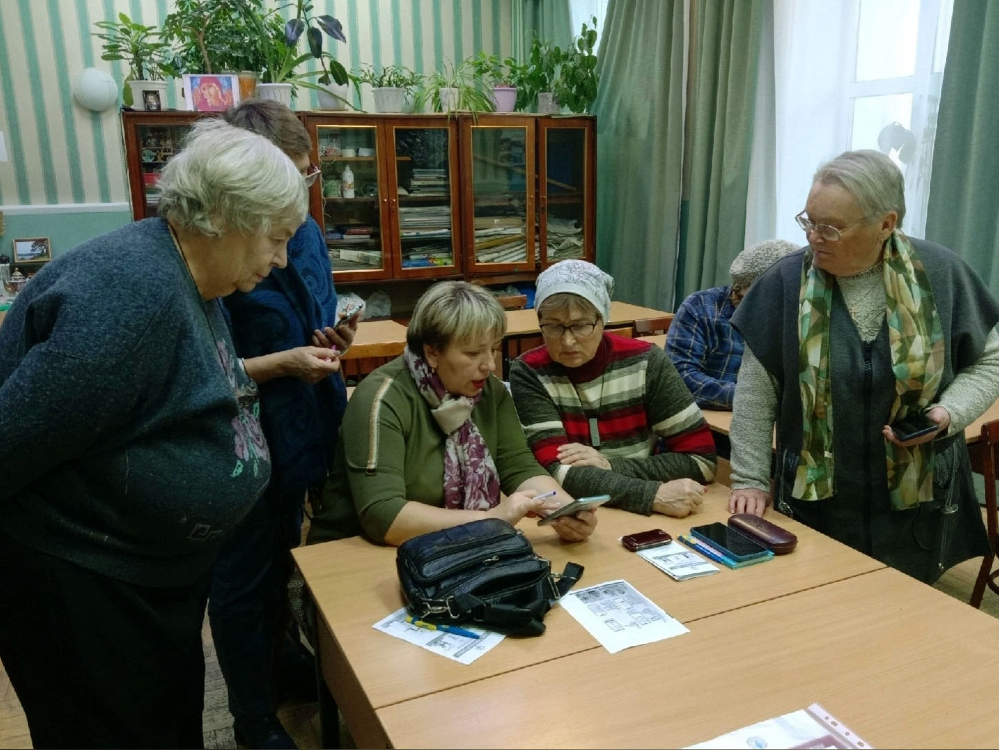 Пожилые кировчане обучаются самостоятельной записи на прием к врачу через  Госуслуги