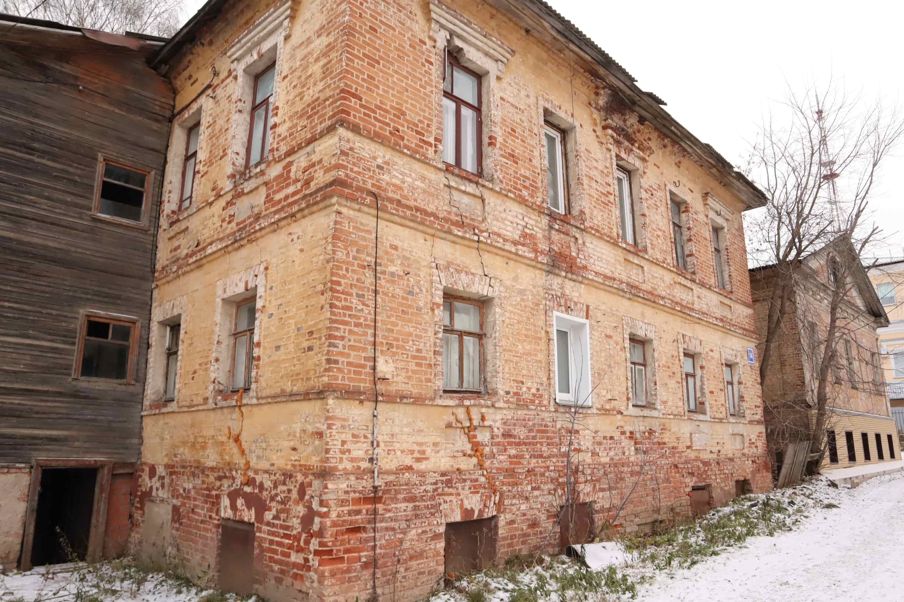 Отопление кировский. Дом Кирова. Аварийные дома в Тимирязевском. Кирове жильцы 196-летнего. Двухэтажки.