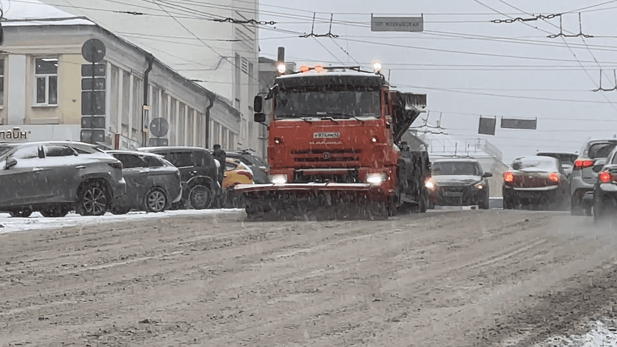 Ночью на улицы Кирова убирать снег выйдет еще больше техники