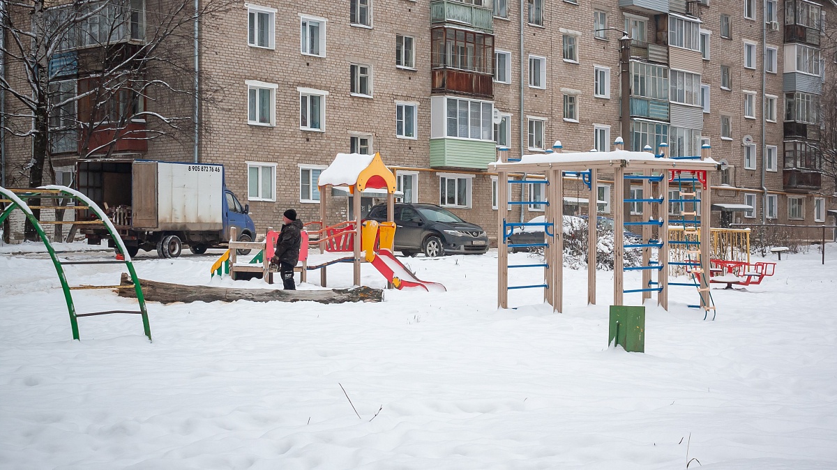 Шли киров. Опасные горки на площадках. Дети на площадке. Детские площадки провинция. Детская площадка в провинции.