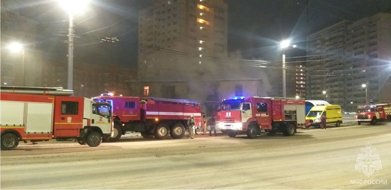 В Кирове загорелся дом под расселение, где еще жили люди