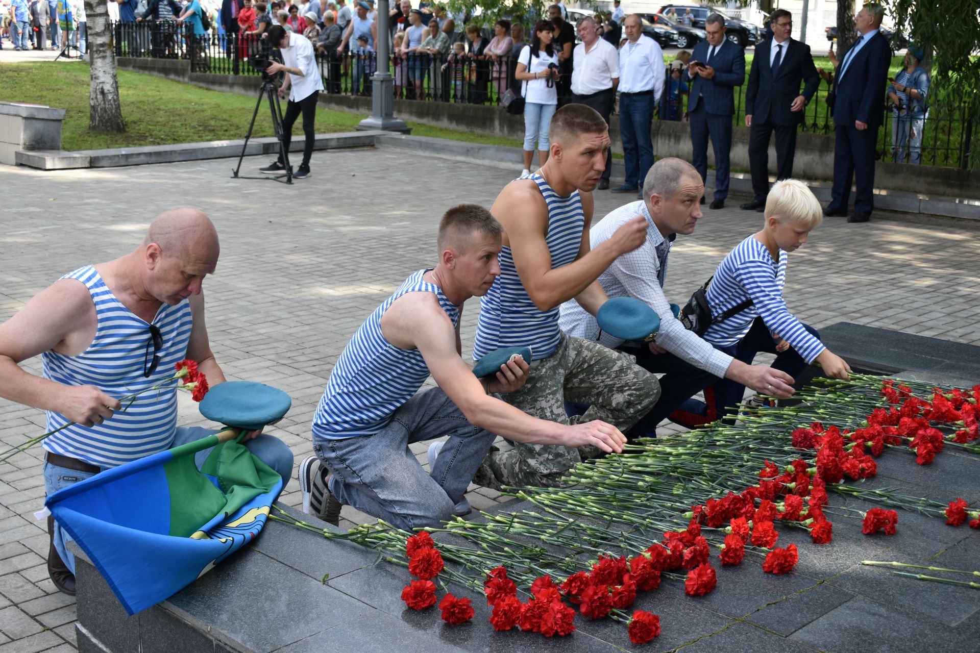 1 августа киров. С праздником ВДВ. День воздушно-десантных войск. 2 Августа день ВДВ. Митинг шествие Киров.