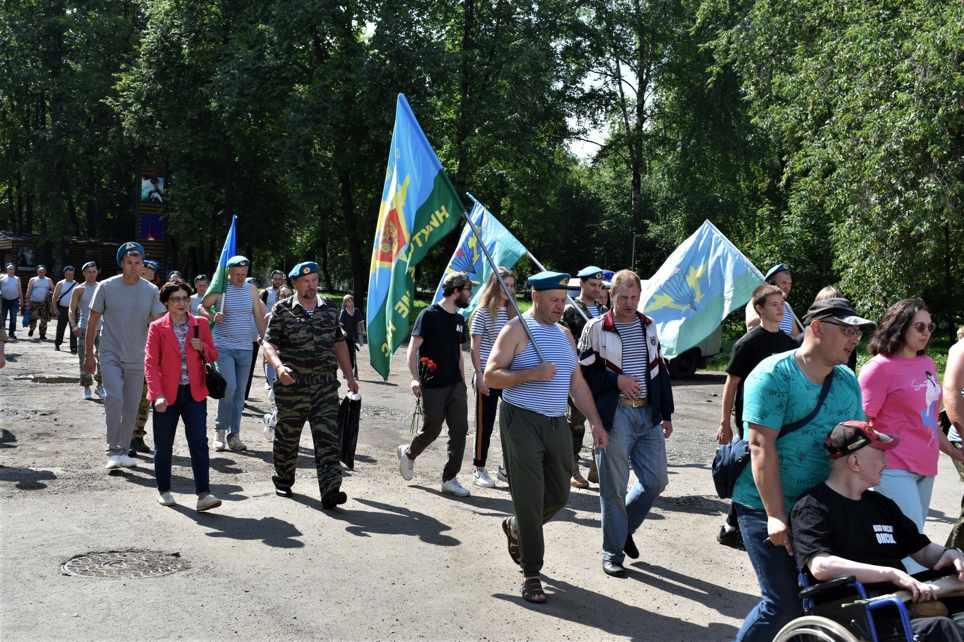 31 августа киров. Митинг шествие Киров. С днем ВДВ. Собрания митинг шествие это. День воздушно-десантных войск.