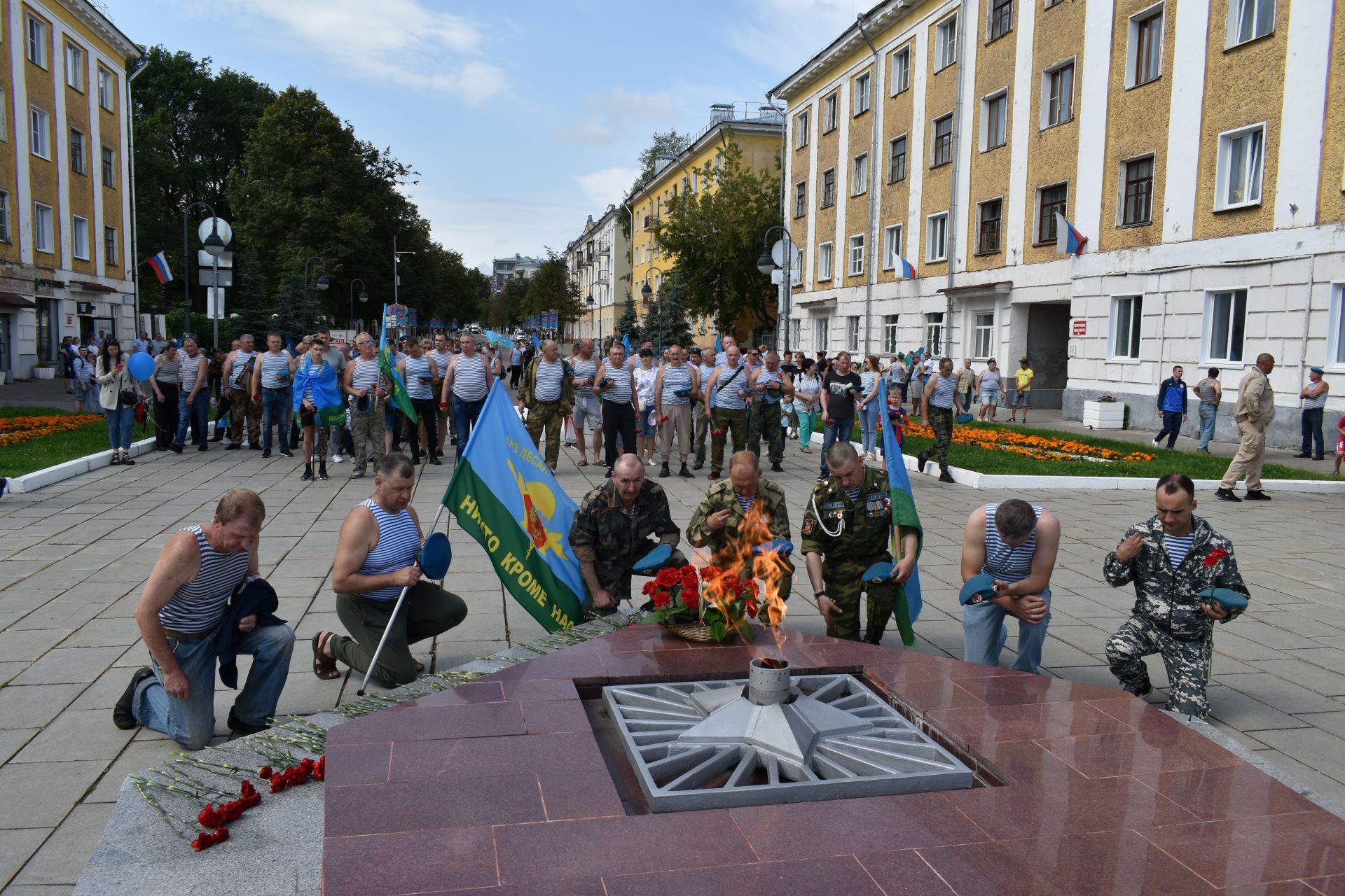 31 августа киров. Митинг шествие Киров. День воздушно-десантных войск. 2 Августа день ВДВ.