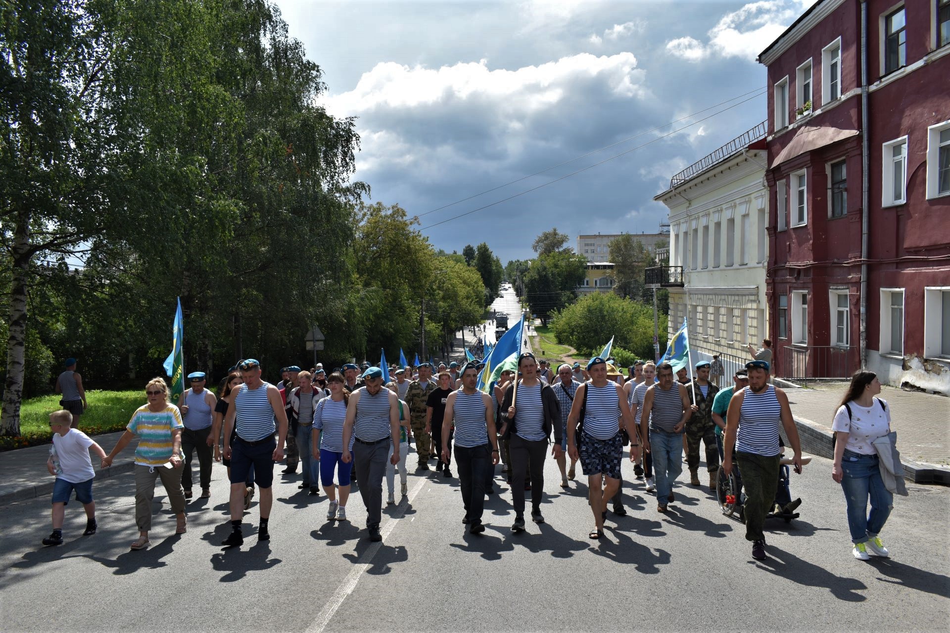 1 августа киров. Митинг шествие Киров. Митинг. 2 Августа какой праздник.