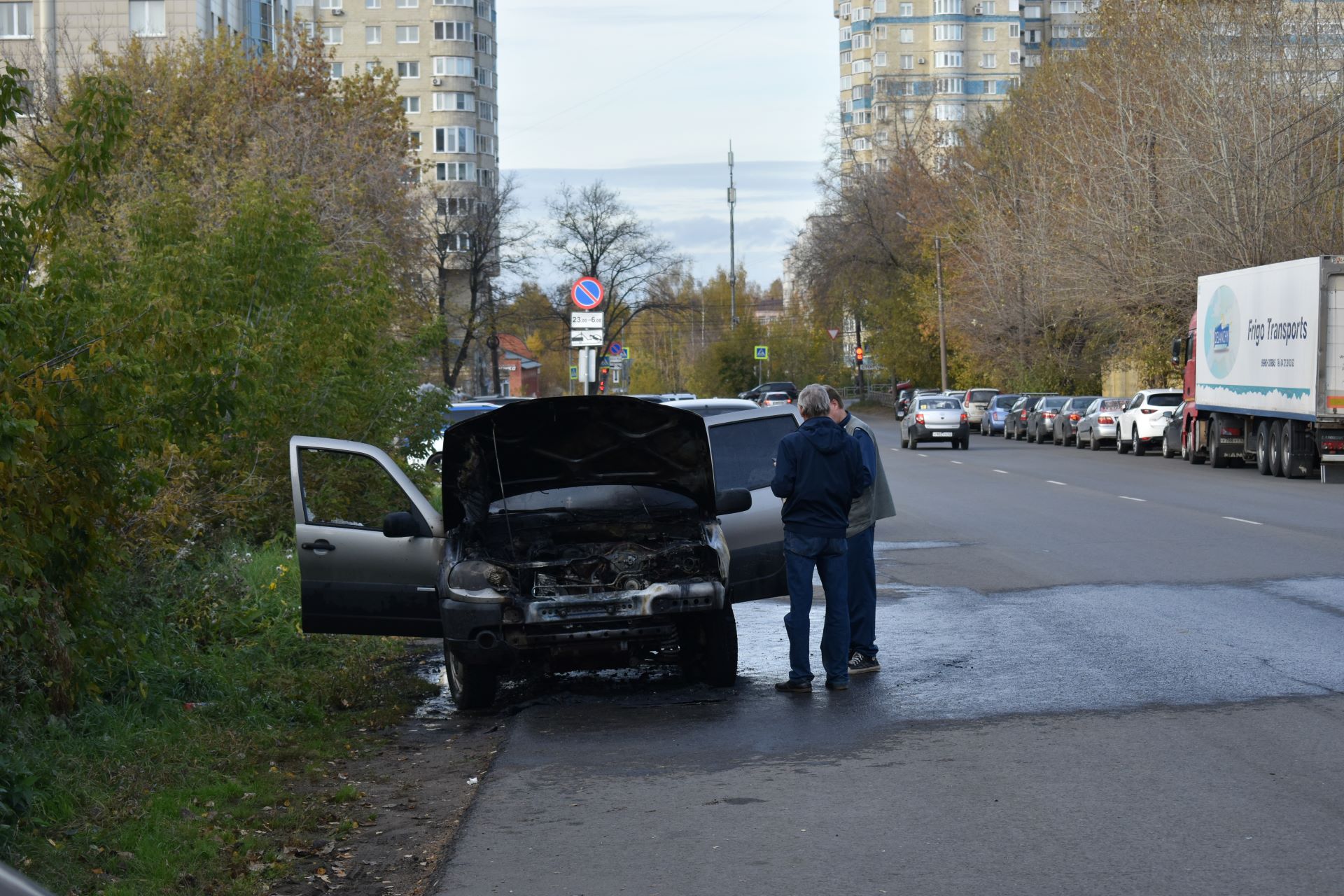 В Кирове загорелся автомобиль, пока хозяин был в суде | 06.10.2023 | Киров  - БезФормата