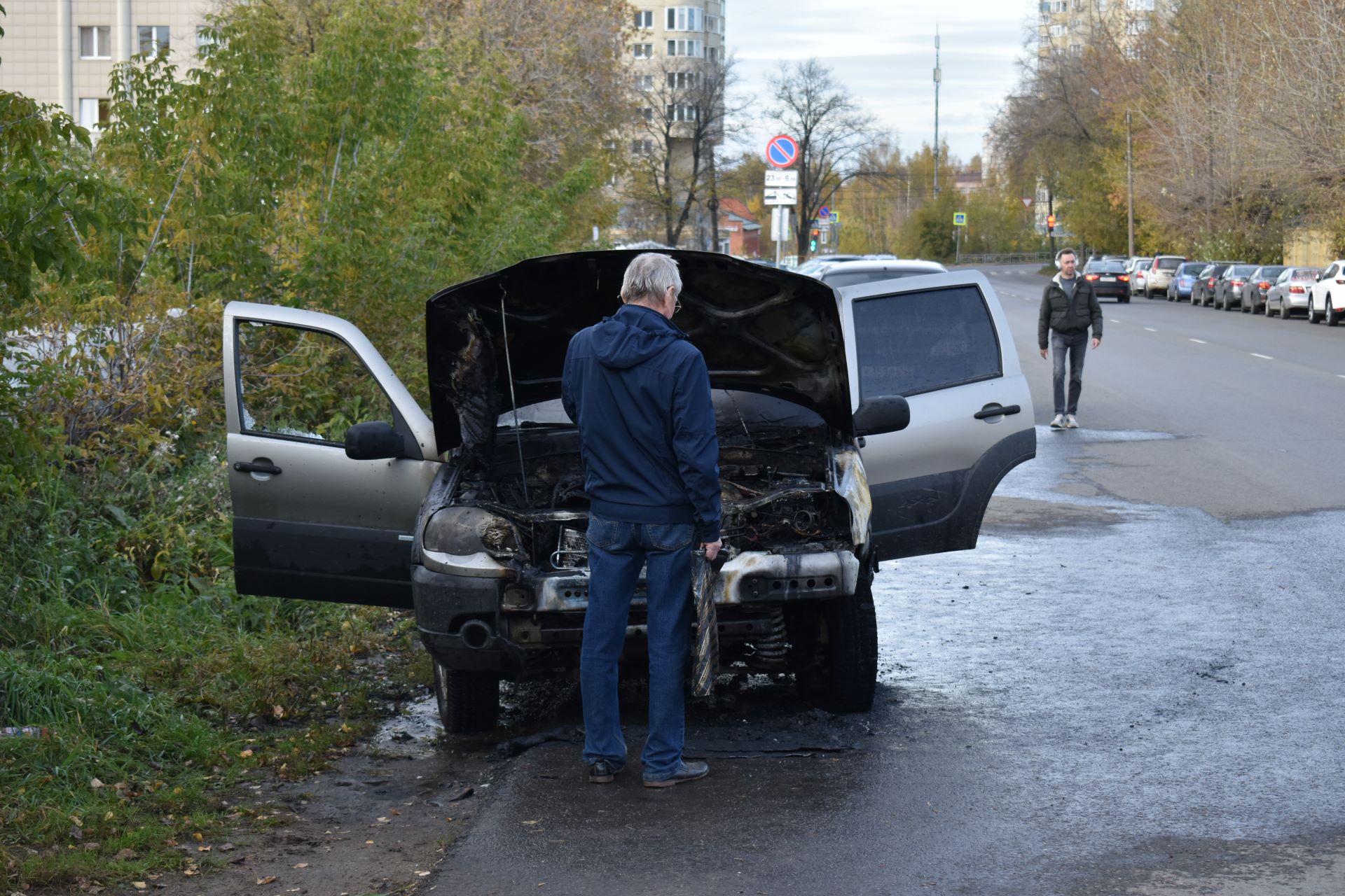 В Кирове загорелся автомобиль, пока хозяин был в суде | 06.10.2023 | Киров  - БезФормата