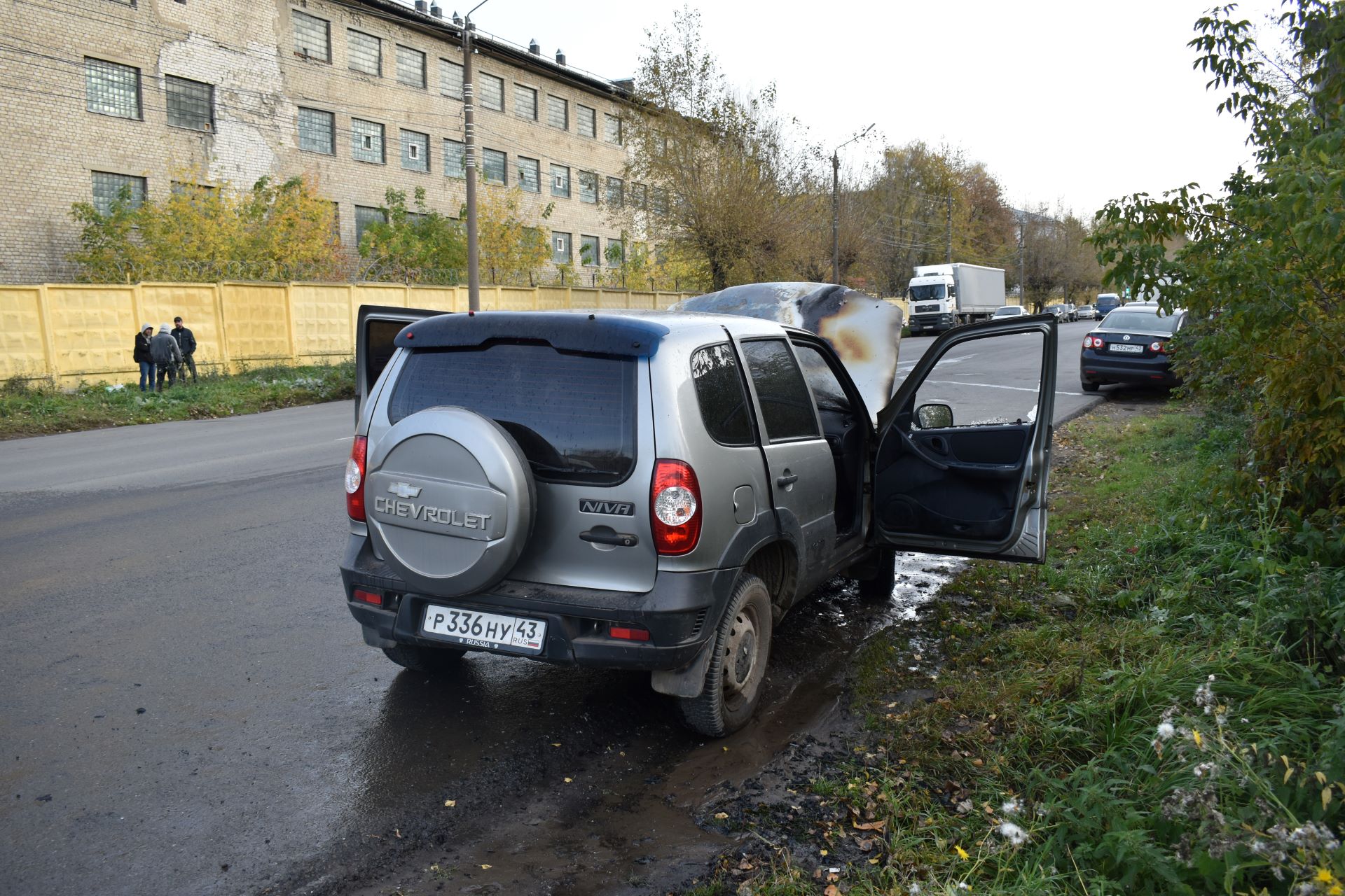 В Кирове загорелся автомобиль, пока хозяин был в суде | 06.10.2023 | Киров  - БезФормата