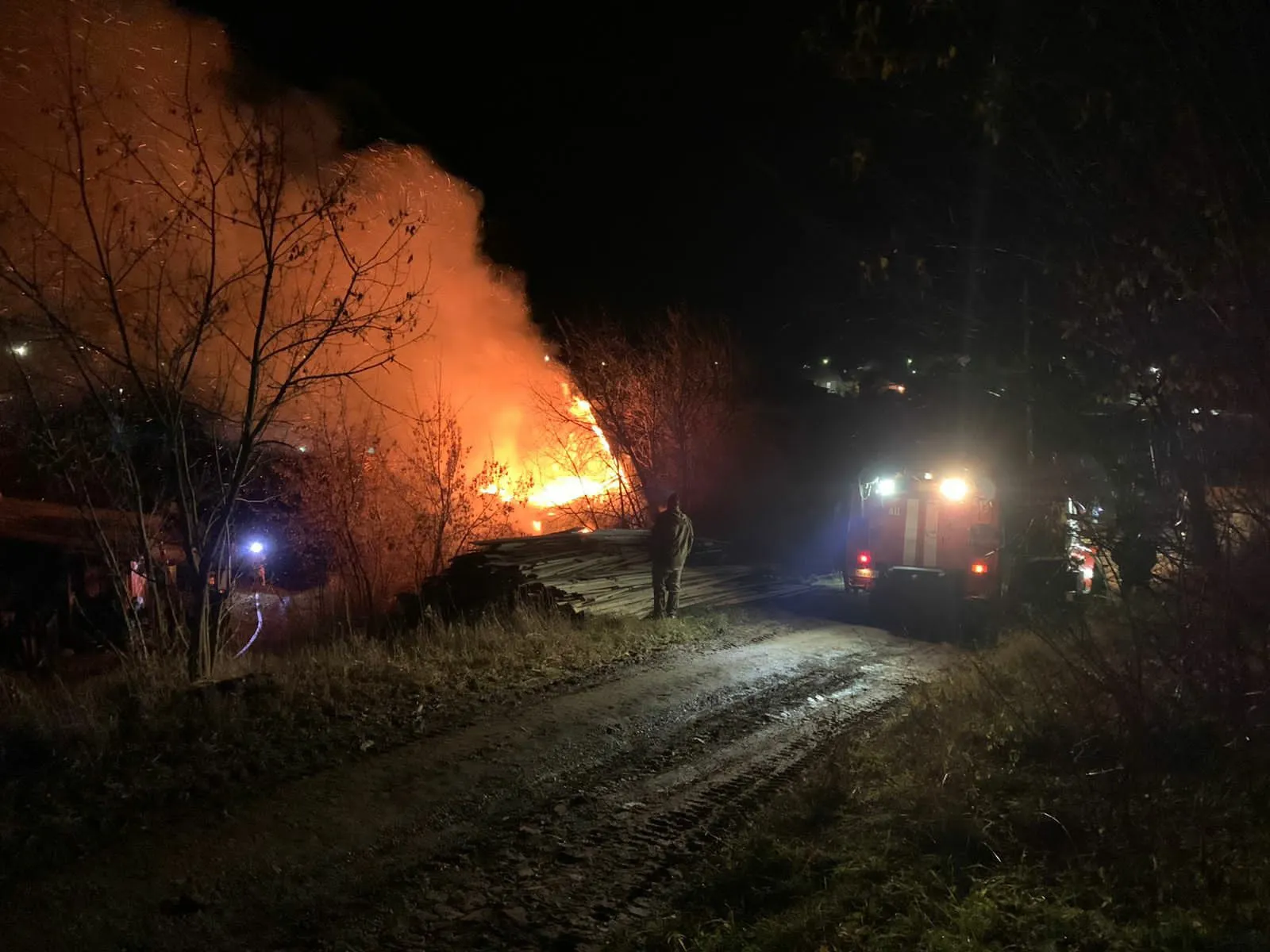 Жилой дом в Кировской области загорелся вечером 21 октября