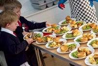 Денежная компенсация за льготное питание в школах: кто может ее получить?