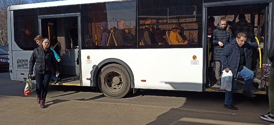Известно, когда и как в Кирове будут решены проблемы с автобусами №14 и 33: «Люди не входят в автобус»