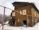 «Бревна падают, а по стене идет газ»: из-за аварийного дома жители переулка в Кирове живут в страхе