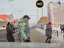 В сети появилось видео, как водитель BMW сбивает семью с ребенком на Ленина