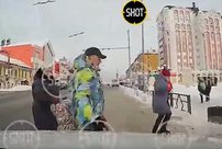В сети появилось видео, как водитель BMW сбивает семью с ребенком на Ленина