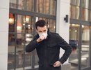 Инфекционист рассказал, сколько может оставаться заразным человек с «омикроном»