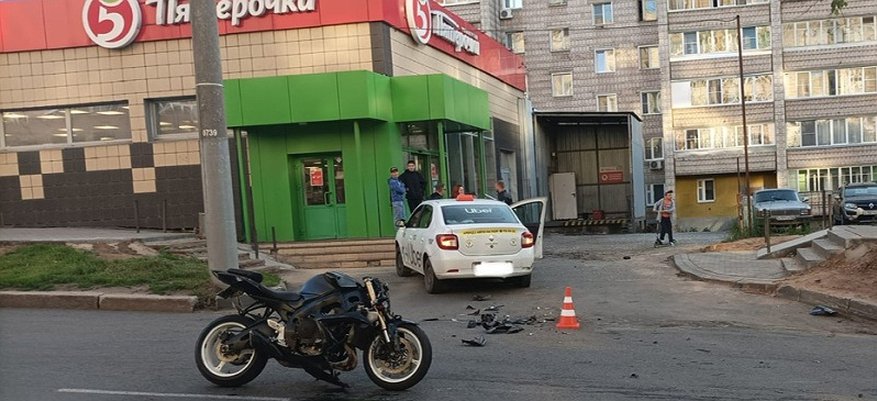 В Кирове иномарка столкнулась с мотоциклом: есть пострадавшие