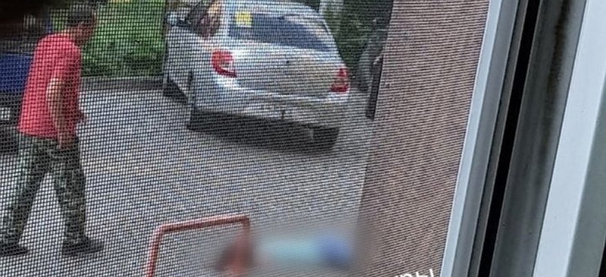 Из окна многоэтажки в Кирове выпала девушка