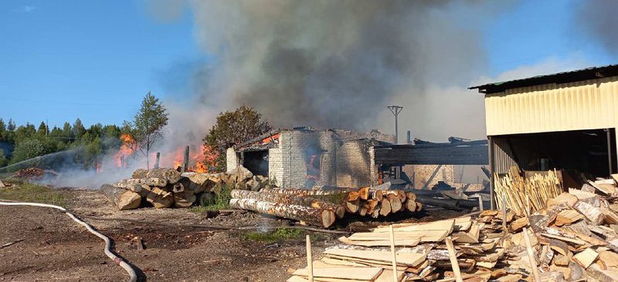 Огонь охватил 10 «квадратов»: в Кировской области вспыхнула пилорама