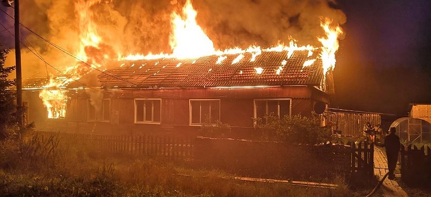 Соседки получили ожоги, пытаясь спасти женщину в горящей квартире