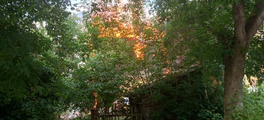 В Кирове загорелся двухэтажный дом: подробности от МЧС