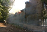 В Кирове горит двухэтажный нежилой дом