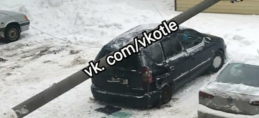 Во время уборки снега на припаркованную машину в Кировской области упал столб