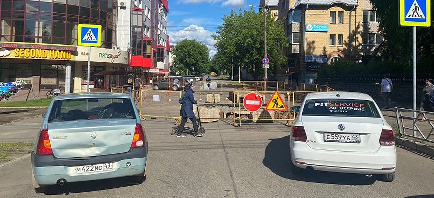 Участок улицы Орловской в Кирове закрыли для транспорта