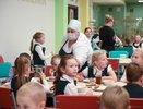 «Гнилые яблоки и просрочка»: выявлены массовые нарушения в организации питания детей