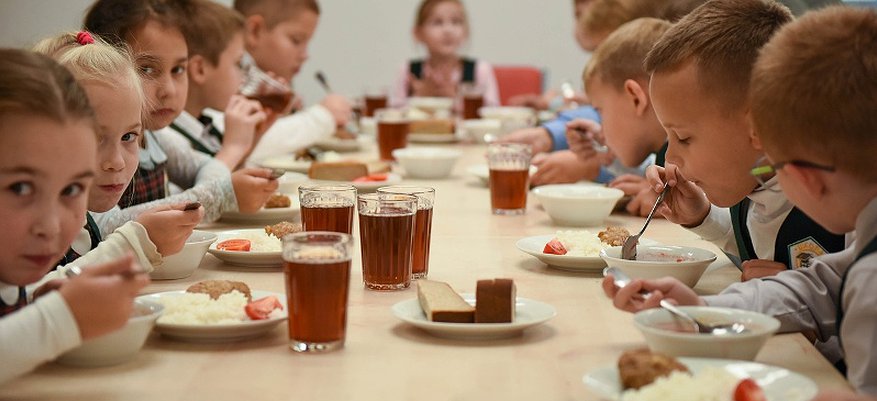 Эксперты назвали блюда, которыми нельзя кормить школьников