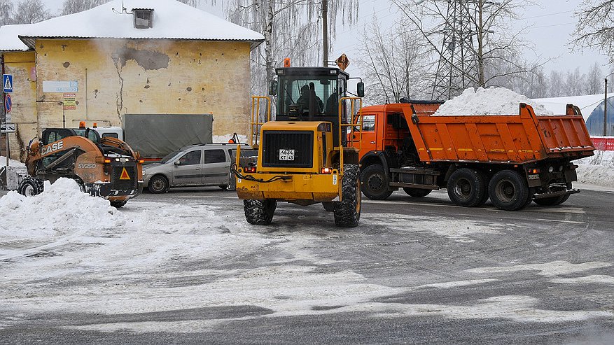 Главная картинка новости: В Кирове автомобили, мешающие уборке снега, будут «перемещать»