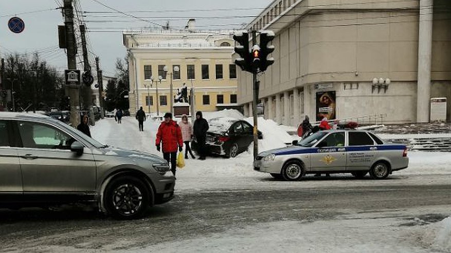 Главная картинка новости: В Кирове на тротуар вылетела иномарка: пострадали пешеходы