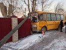 В Кирове школьный автобус с детьми протаранил ЛЭП и забор