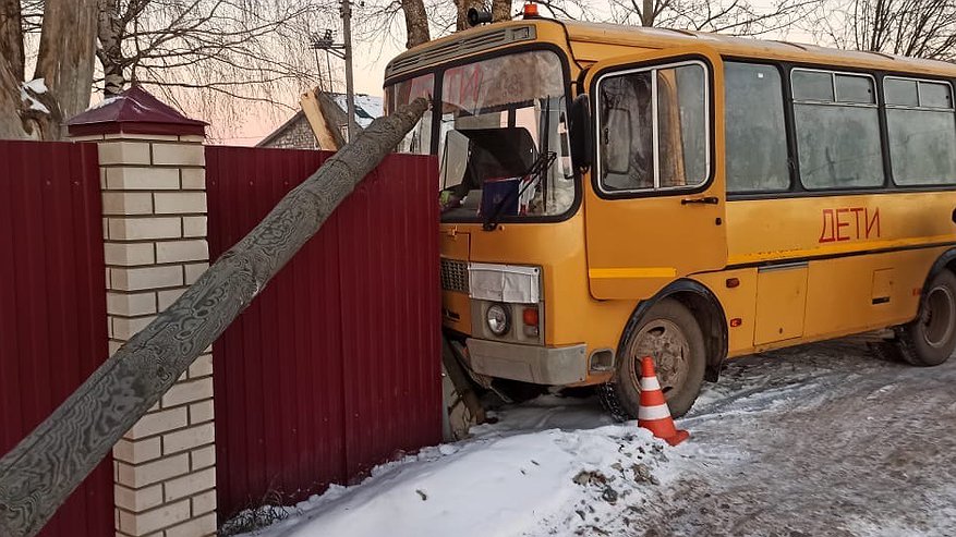 Главная картинка новости: В Кирове школьный автобус с детьми протаранил ЛЭП и забор