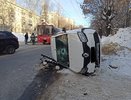 В центре Кирова произошло ДТП с автобусом: перевернулась иномарка