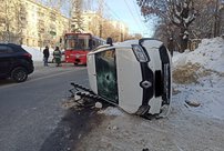 В центре Кирова произошло ДТП с автобусом: перевернулась иномарка