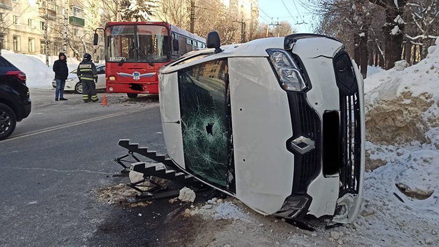 Главная картинка новости: В центре Кирова произошло ДТП с автобусом: перевернулась иномарка