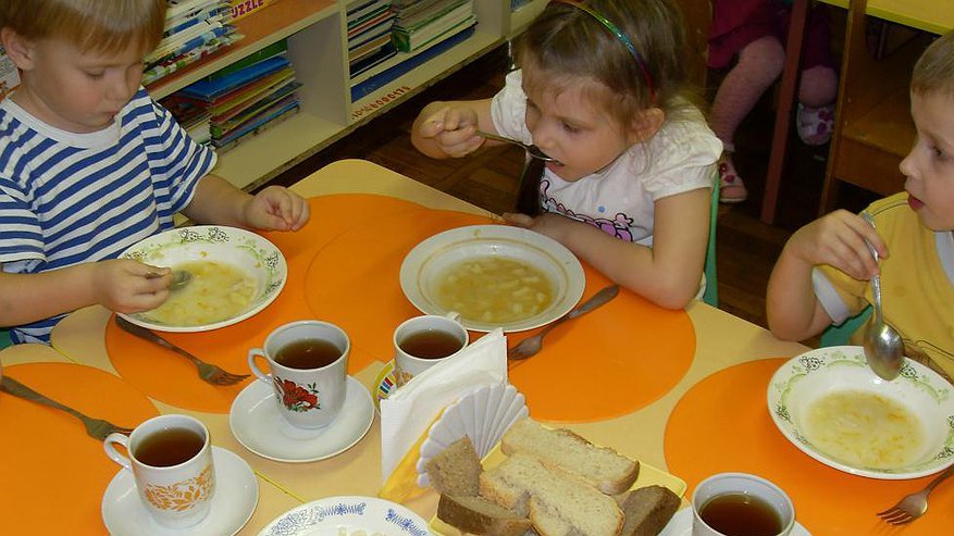 Главная картинка новости: Без колбасы и меньше сахара, соли: эксперты одобрили новое меня дошколят