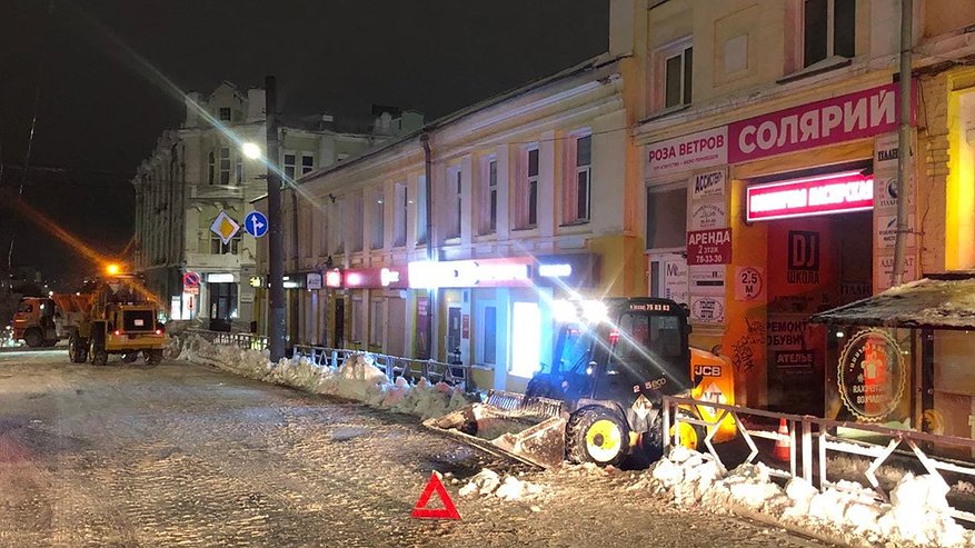 Главная картинка новости: В Кирове снегоуборочная машина сбила пешехода