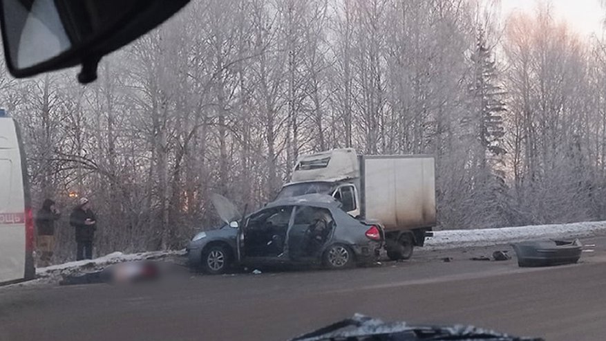 Главная картинка новости: Серьёзная авария в Кирове: посреди дороги лежит труп