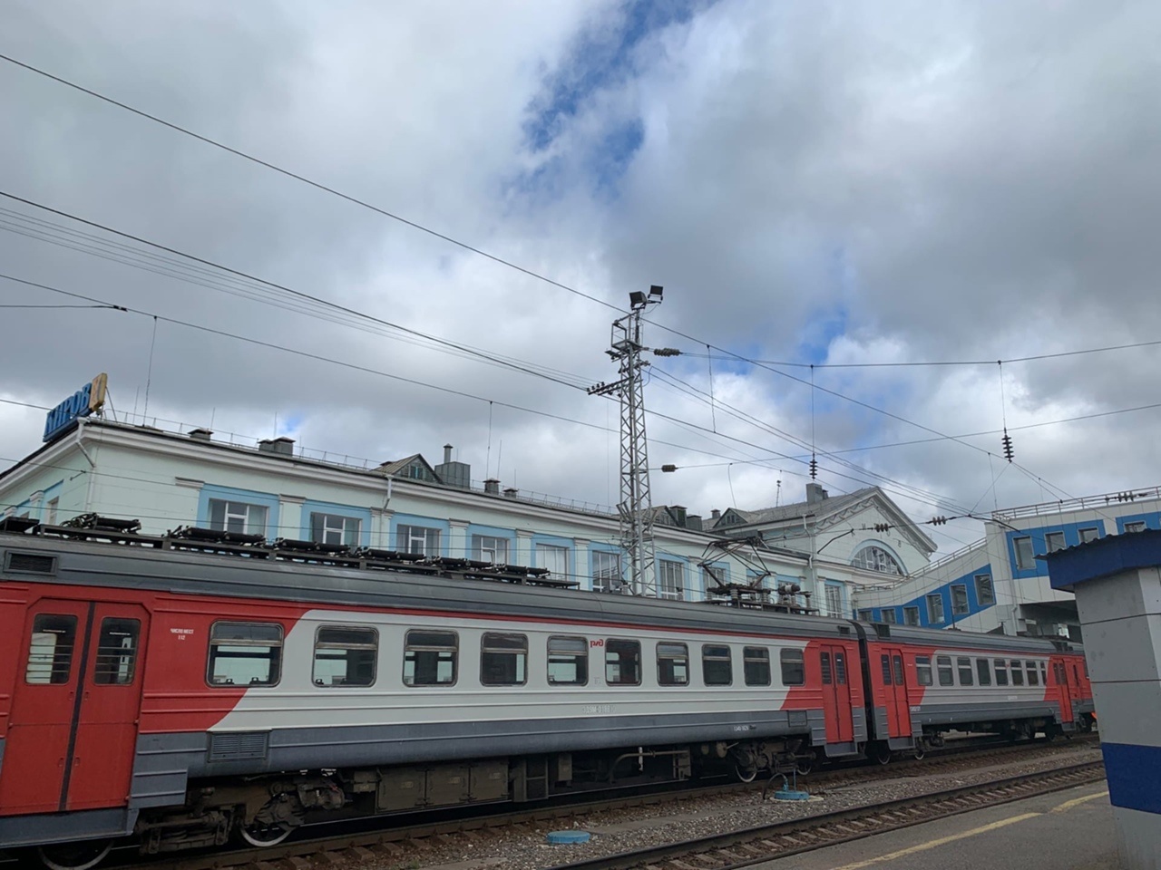 Поезд челябинск самара. Пассажирский поезд. Поезд Челябинск Нижний Новгород. Новые поезда. Станция Киров пассажирский.