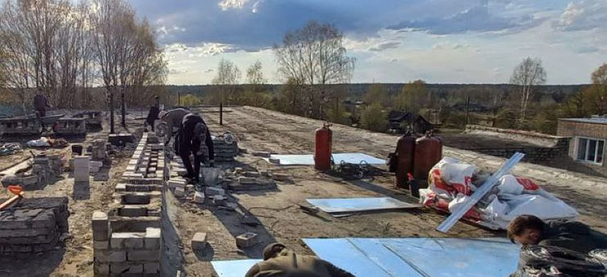 В посёлке Лесные Поляны начали ремонтировать крышу ФАПа