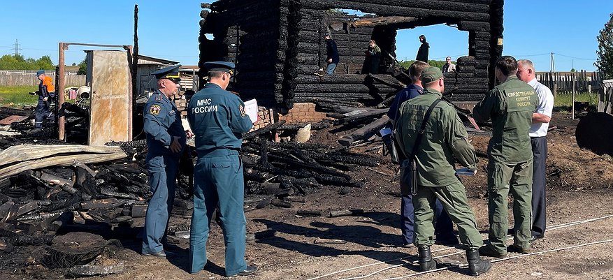 Взрослых дома не было: в Кировской области при пожаре погиб 2-летний мальчик