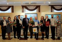 Губернатор наградил 14 лучших семей региона Памятным знаком «Семейная слава»