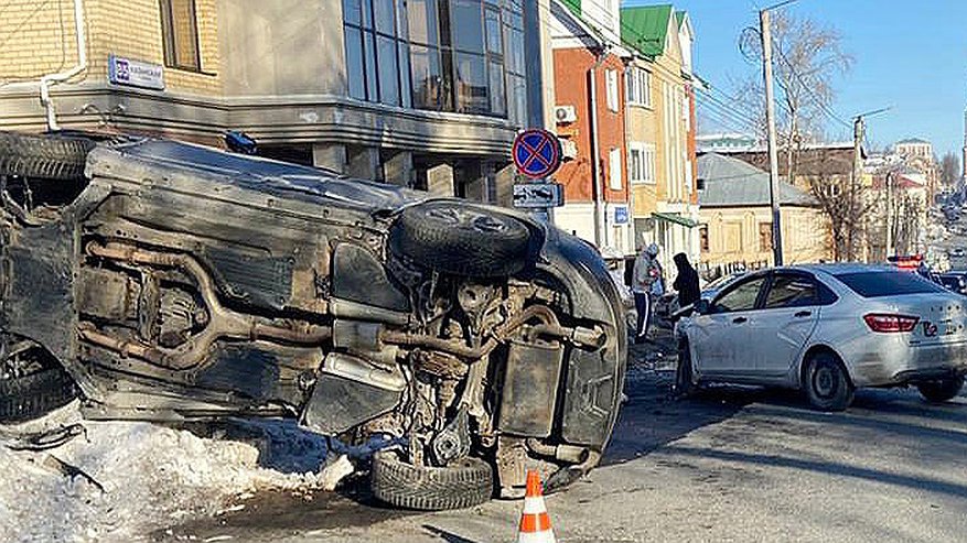 Главная картинка новости: Пьяный кировчанин на Infiniti протаранил здание на Спасской и арт-объект